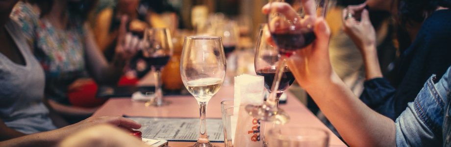Folk vid restaurangbord